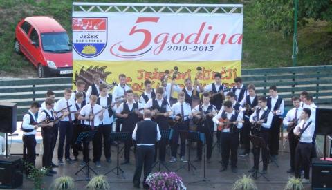 30 tamburaša na pozornici